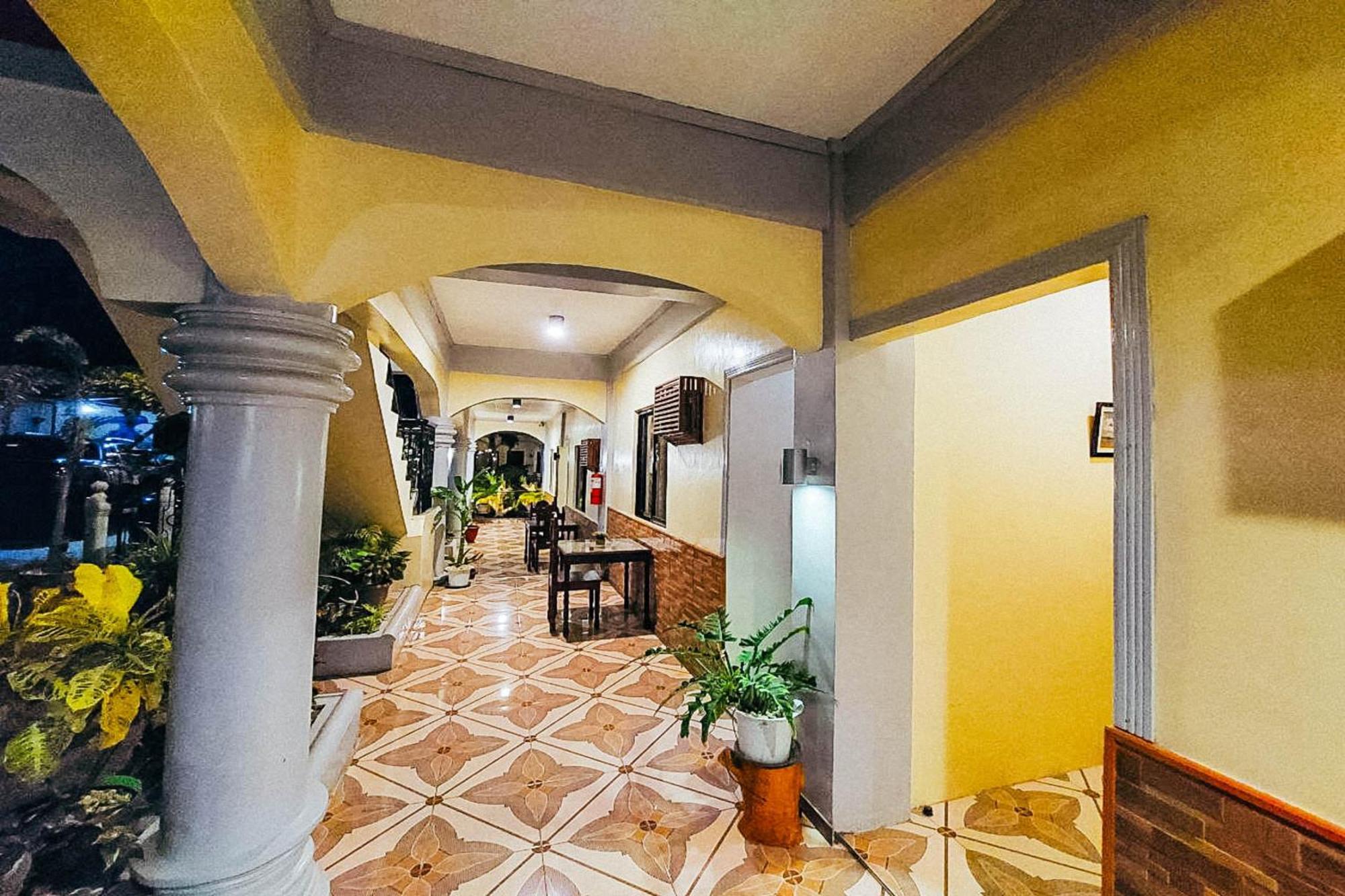 Mbg Travellers Inn Powered By Cocotel Puerto Princesa Luaran gambar